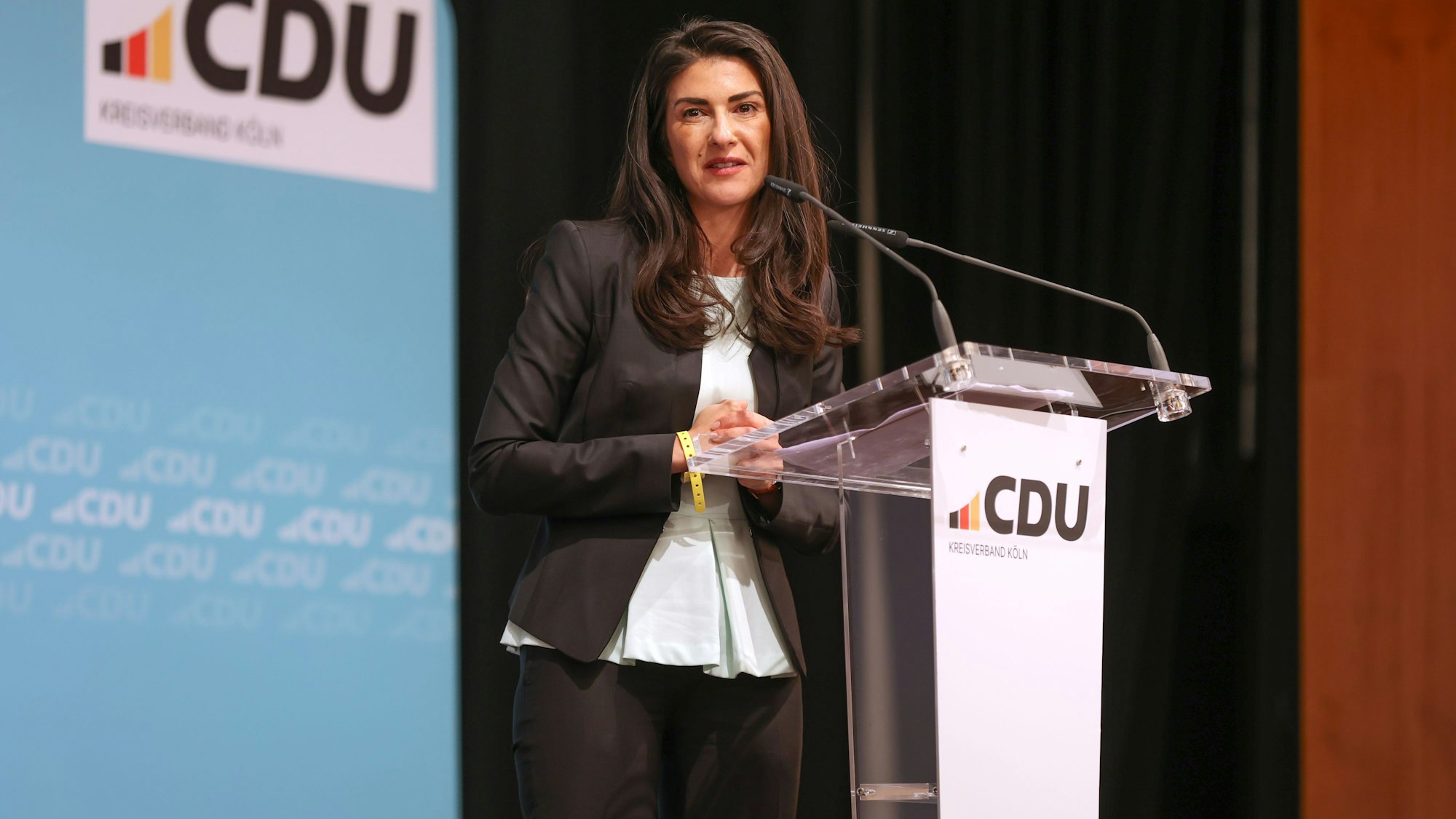 05.04.2025
Köln:
Kreisparteitag der CDU Köln mit Vorstandwahlen. Im Fokus unserer Bericherstattung steht der neue Vorstand der CDU Köln.
Einer der fünf Kandidaten: Serap Güler
Foto: Martina Goyert