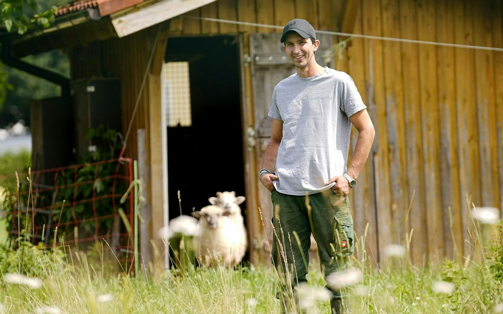 Der 32-jährige Schafhalter hofft, dass er bei „Bauer sucht Frau“ seine erste Freundin findet. (Bild: RTL / Stefan Gregorowius)