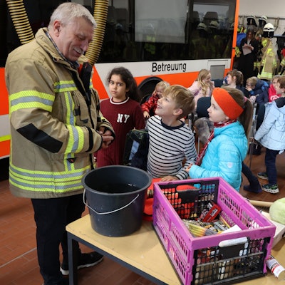 Unter dem Motto Unfallfrei statt Böllerfrei klärt Wolfgang Stabe über Gefahren von Böllern auf.