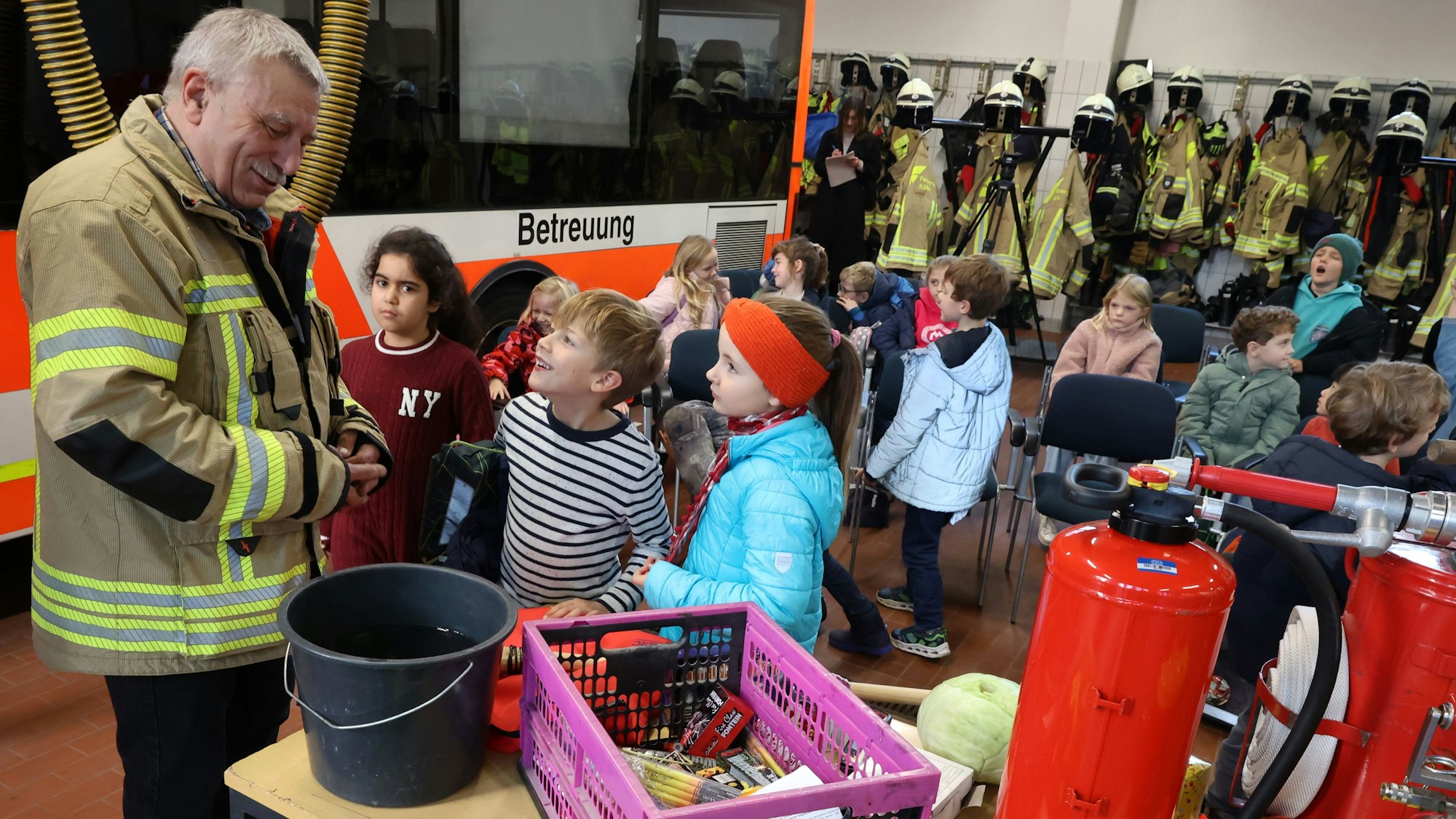 Unter dem Motto Unfallfrei statt Böllerfrei klärt Wolfgang Stabe über Gefahren von Böllern auf.