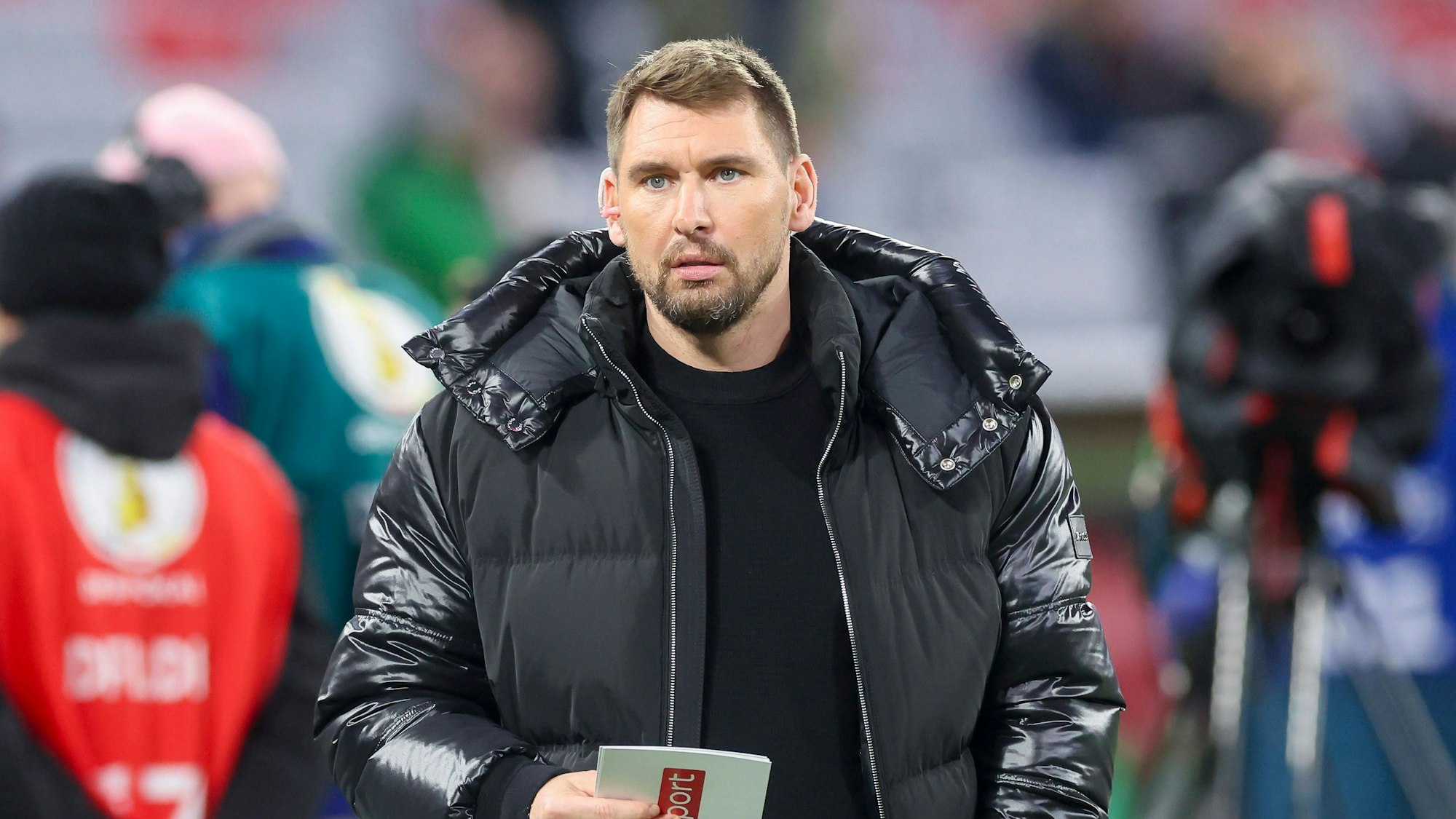 Experte Patrick Helmes Sky schaut, DFB Cup - Round of 16, FC Bayern München v Bayer 04 Leverkusen, Allianz Arena am 03. December 2024 in München, Deutschland. Foto von Marco Steinbrenner/DeFodi Images Experte Patrick Helmes Sky looks on, DFB Cup - Round of 16, FC Bayern München v Bayer 04 Leverkusen, Allianz Arena, December 3, 2024 in Munich, Germany. Photo by Marco Steinbrenner/DeFodi Images Defodi-700_muenchen_lever_20241203_342 *** Expert Patrick Helmes Sky looks on, DFB Cup Round of 16, FC Bayern München v Bayer 04 Leverkusen, Allianz Arena on December 03, 2024 in Munich, Germany Photo by Marco Steinbrenner DeFodi Images Expert Patrick Helmes Sky looks on, DFB Cup Round of 16, FC Bayern München v Bayer 04 Leverkusen, Allianz Arena, December 3, 2024 in Munich, Germany Photo by Marco Steinbrenner DeFodi Images Defodi 700 muenchen lever 20241203 342 Defodi-700