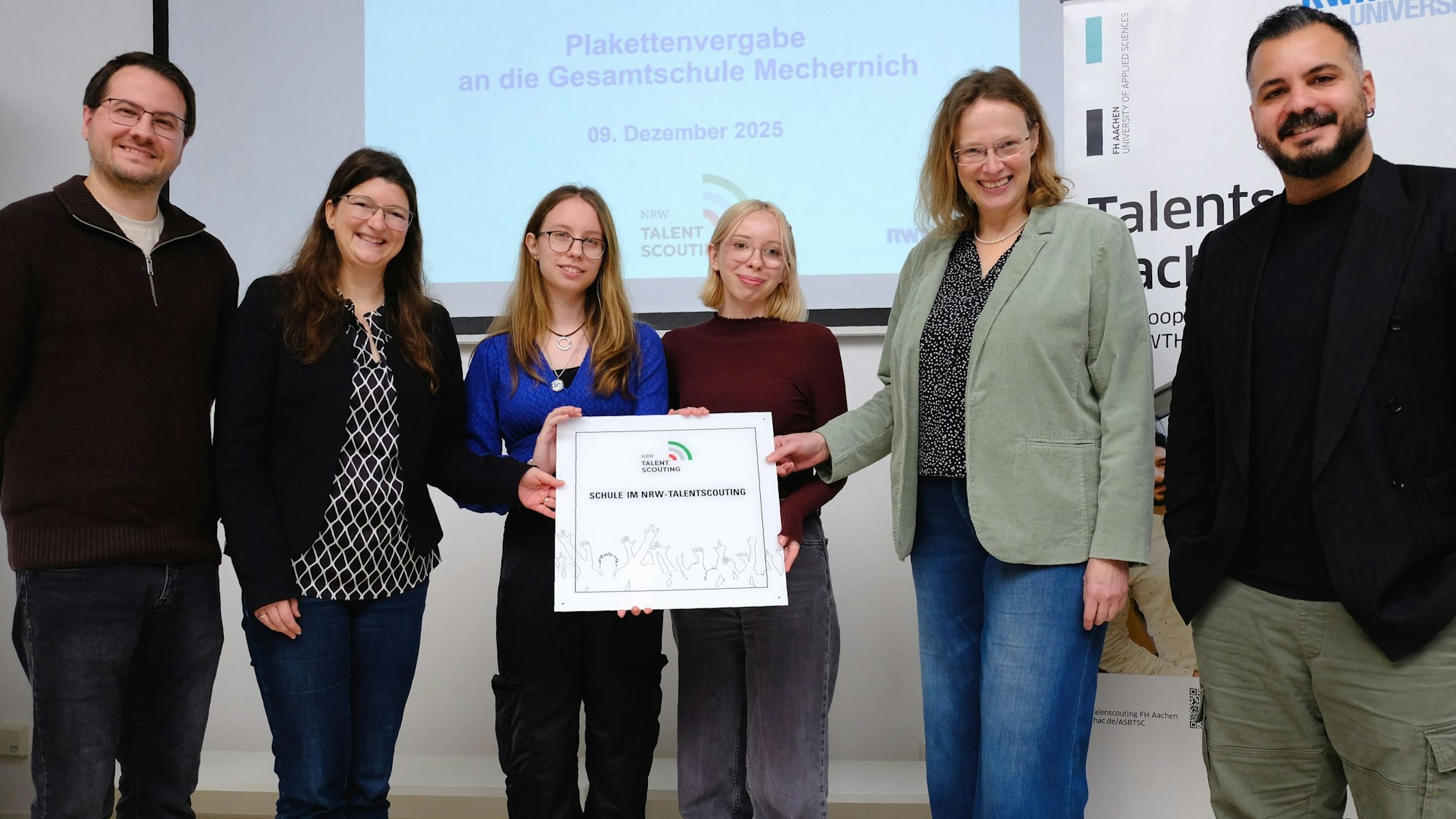 Verleihung der Kooperationsplakette des Talentscout-Programms an der Gesamtschule in Mechernich, mit (v.l.n.r.) Patrick Wloka, Alexandra Seidel, den Schülerinnen Nina und Jana, Sandra Köhn und Gürkan Özkan.
