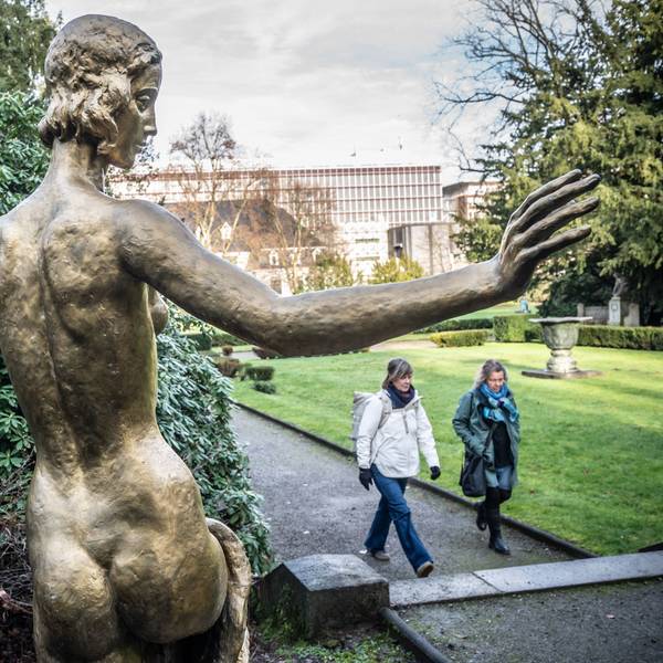 Die vergoldete Skulptur "Die Auferstehende" von Fritz Klimsch im Carl-Duisberg-Park steht naher der Duisberg-Grabstätte.