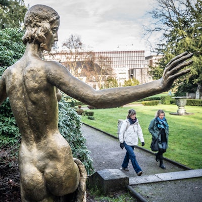 Die vergoldete Skulptur "Die Auferstehende" von Fritz Klimsch im Carl-Duisberg-Park steht naher der Duisberg-Grabstätte.