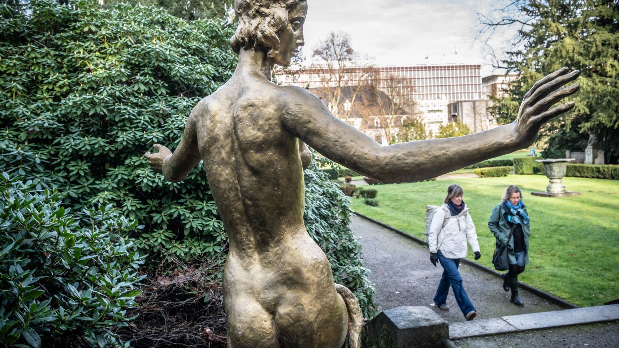 Die vergoldete Skulptur "Die Auferstehende" von Fritz Klimsch im Carl-Duisberg-Park steht naher der Duisberg-Grabstätte.