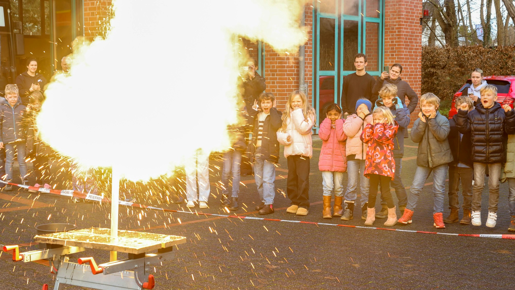 Oftmals wird die Gefahr, die von Feuerwerkskörpern ausgeht, unterschätzt.