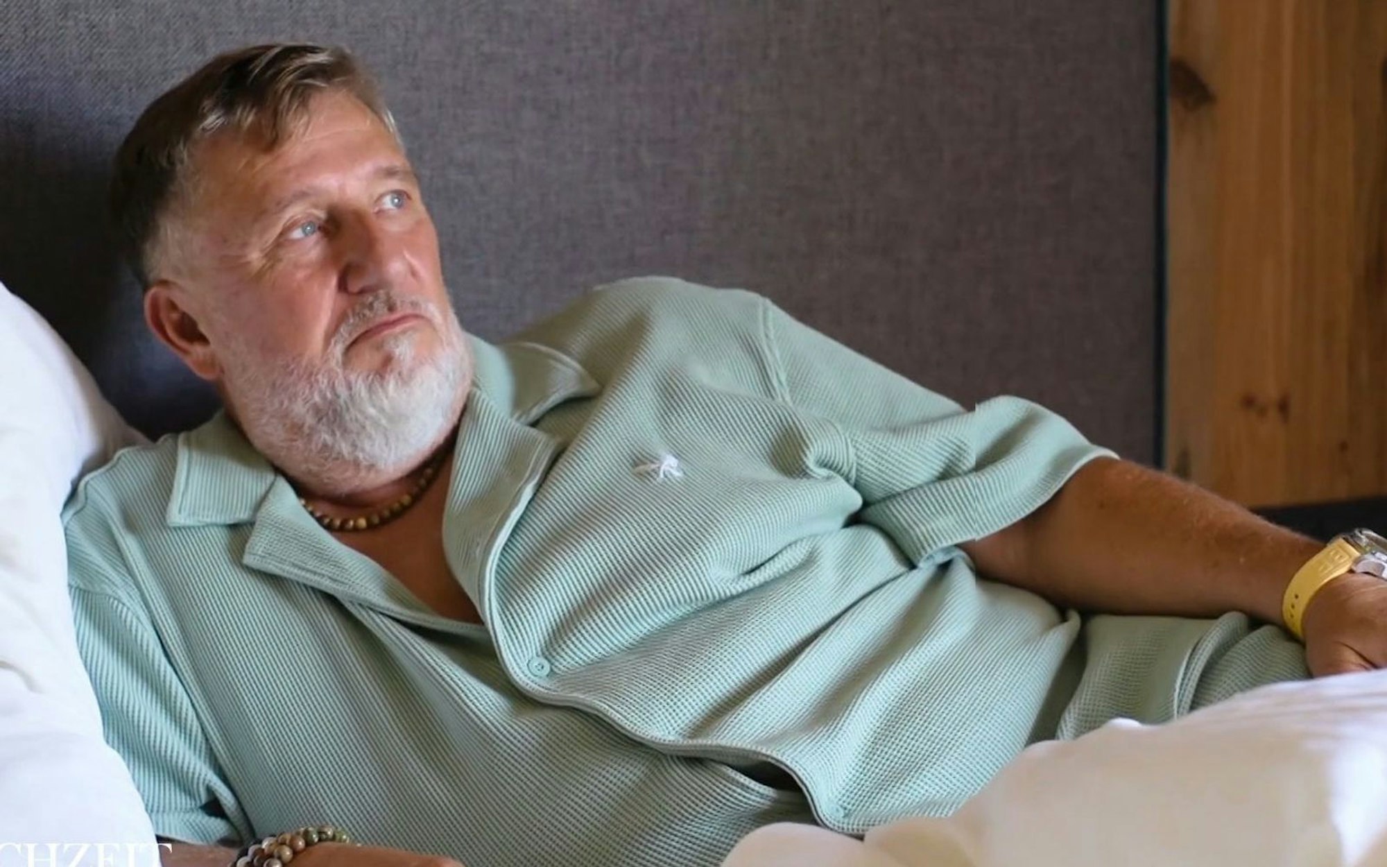 Nach seinem Entschluss fühlt Frank sich leer. (Bild: Sat.1)