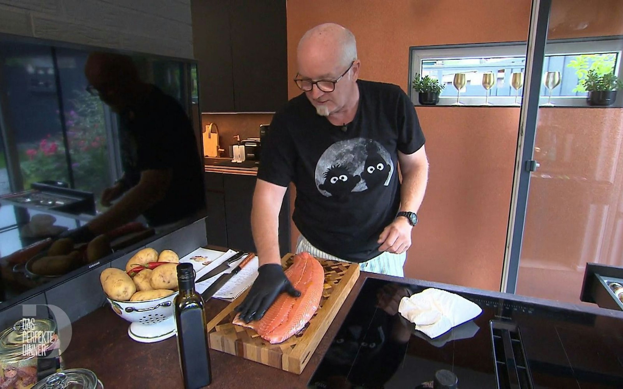 Liebevoll reibt Heiner sein Lachsfilet ein. Noch ist er zuversichtlich, dass ihm alles gelingen wird.
(Bild: RTL)