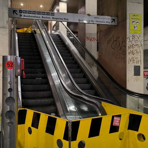 Eine der Rolltreppen an der Haltestelle Wiener Platz ist seit Wochen defekt.