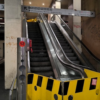 Eine der Rolltreppen an der Haltestelle Wiener Platz ist seit Wochen defekt.