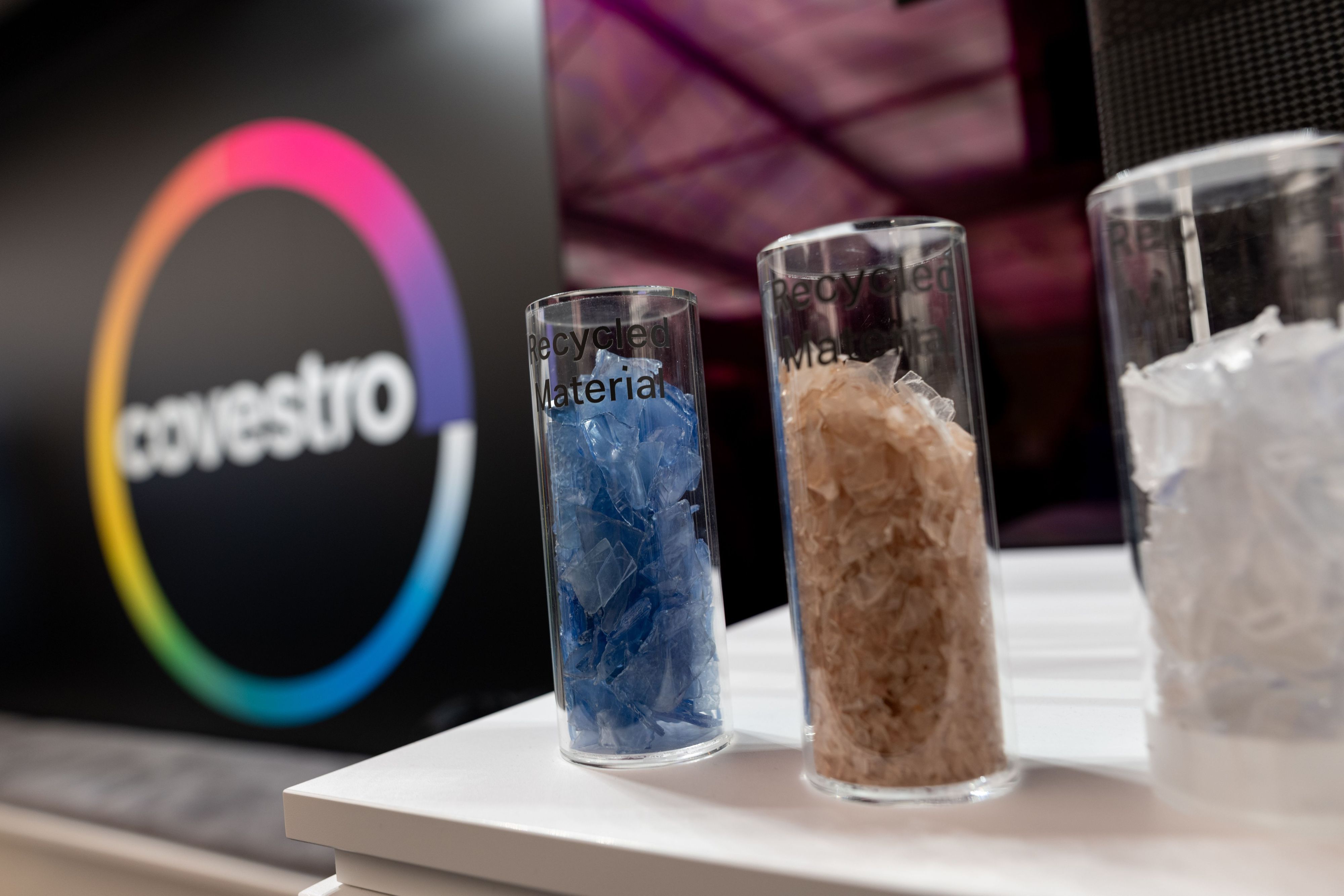 Recyclete Materialien in einem Covestro-Showroom.