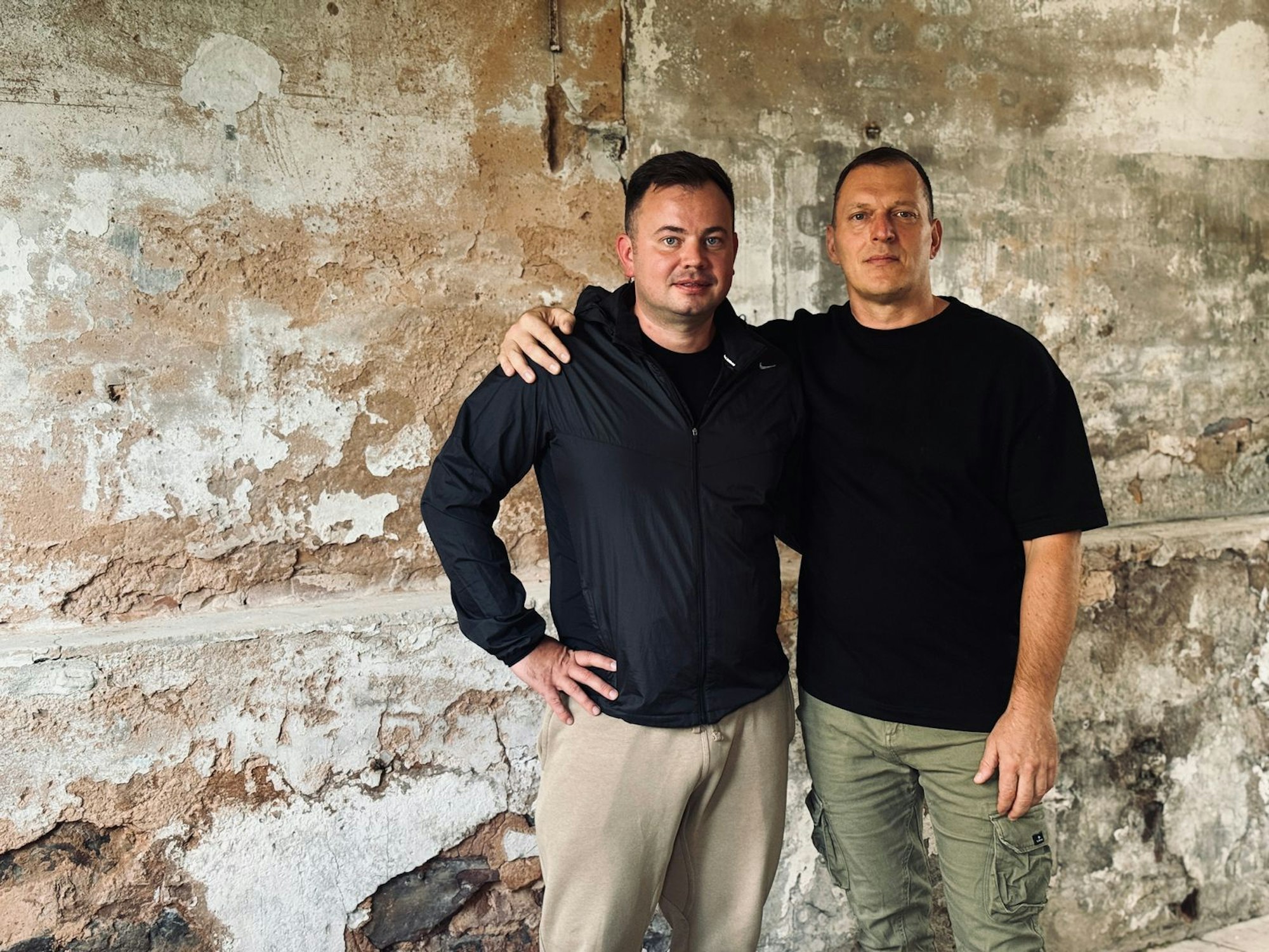 Sergej Mermis (rechts) ist Ukrainer, sein Trainerkollege Vitali Litz ist Russe. Trotzdem sagt er: „Ich kann ihn nicht hassen. Für was?“ (Bild: ZDF/Jan Tenhaven)