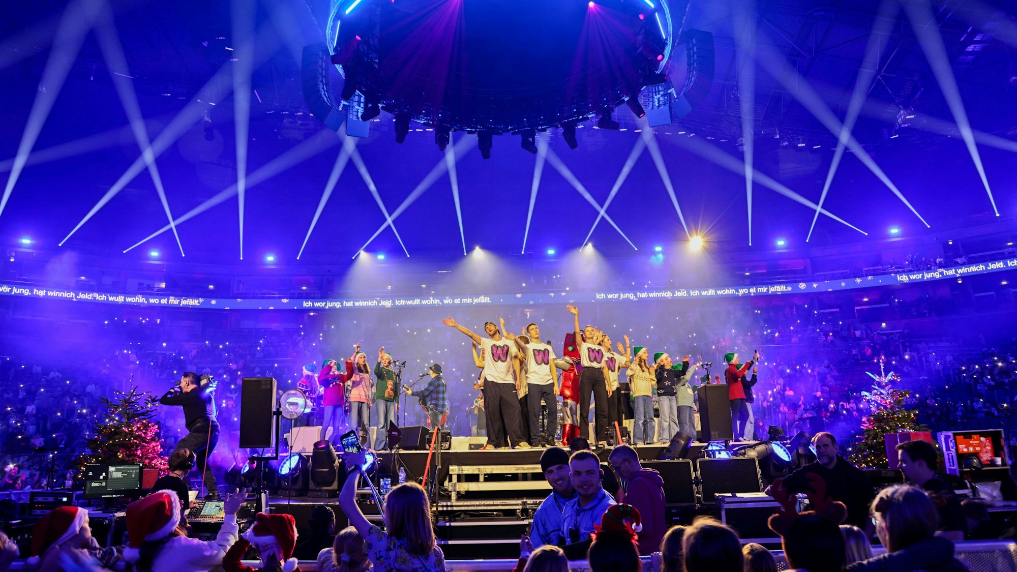 Blick in die Lanxess-Arena bei „Loss mer Weihnachtsleeder singe för Pänz“.