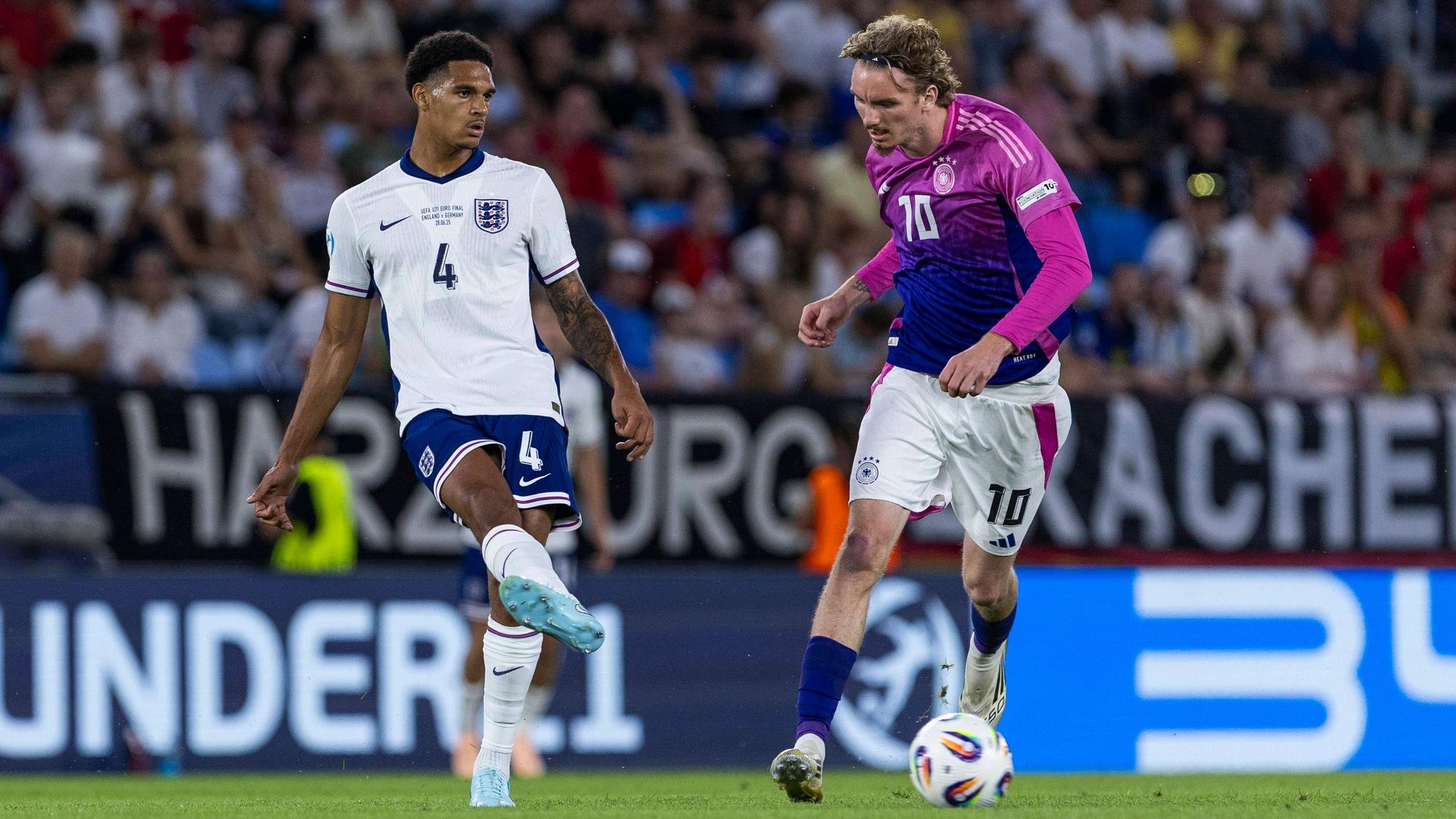 UEFA U21, U 21 Europameisterschaft, Finale: England - Deutschland 28.06.2025 Jarell Quansah England, 4, Nick Woltemade Deutschland, 10 bei der UEFA U21-Europameisterschaft im Finalspiel England - Deutschland, am 28.06.2025, National Football Stadium, Bratislava, Slowakei *** UEFA U21 European Championship, Final England Germany 28 06 2025 Jarell Quansah England, 4 , Nick Woltemade Germany, 10 at the UEFA U21 European Championship Final England Germany, on 28 06 2025, National Football Stadium, Bratislava, Slovakia Copyright: xBEAUTIFULxSPORTS/Meuselx