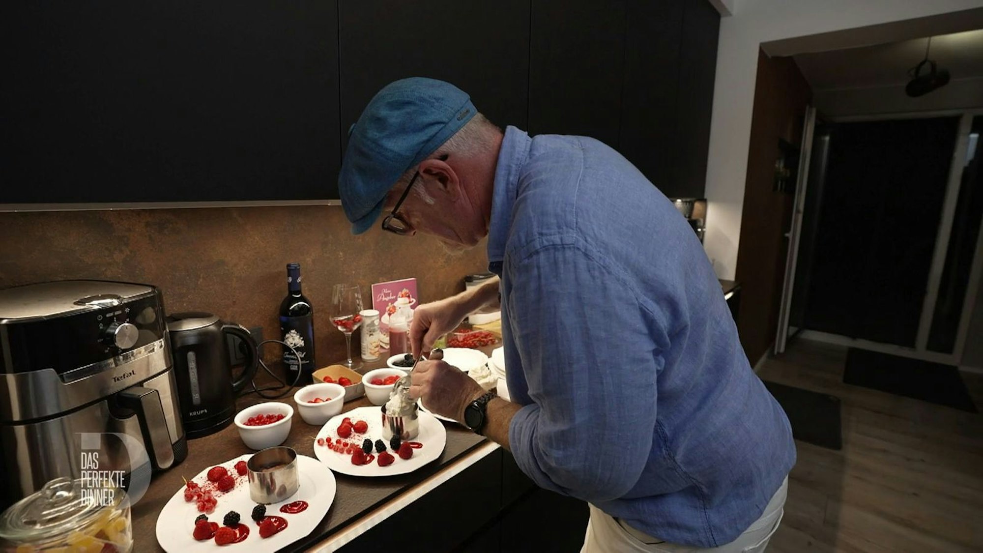 Aus dem Dessert kreiert Heiner ein kleines Kunstwerk.
(Bild: RTL)