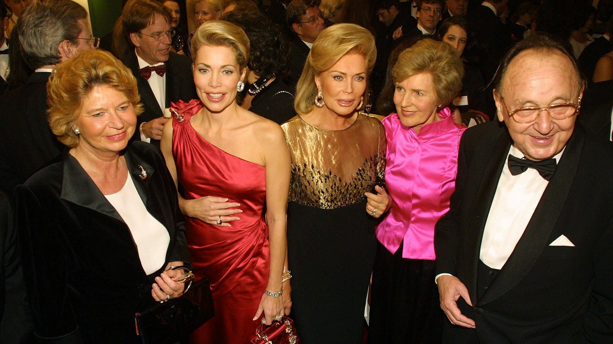 Gabriele Renate Inaara Begum Aga Khan im November 2000 mit ihrer Mutter Renate Thyssen-Henne (l), Friede Springer (m) sowie Barbara und Hans-Dietrich Genscher (r) bei der Aids-Gala in der Deutschen Oper Berlin.