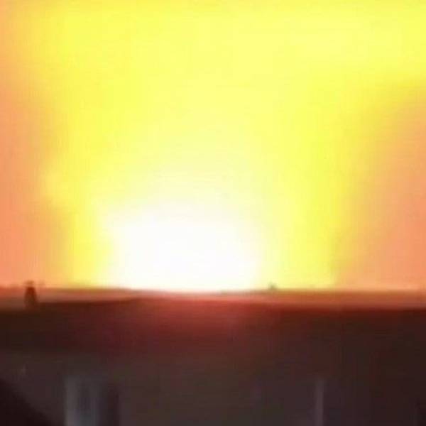 Ein Screenshot aus einem Video zeigt einen Brand im Hafen von Temryuk in Russland nach einem ukrainischen Drohnenangriff.