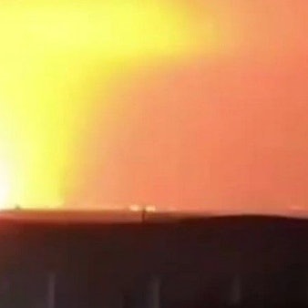 Ein Screenshot aus einem Video zeigt einen Brand im Hafen von Temryuk in Russland nach einem ukrainischen Drohnenangriff.