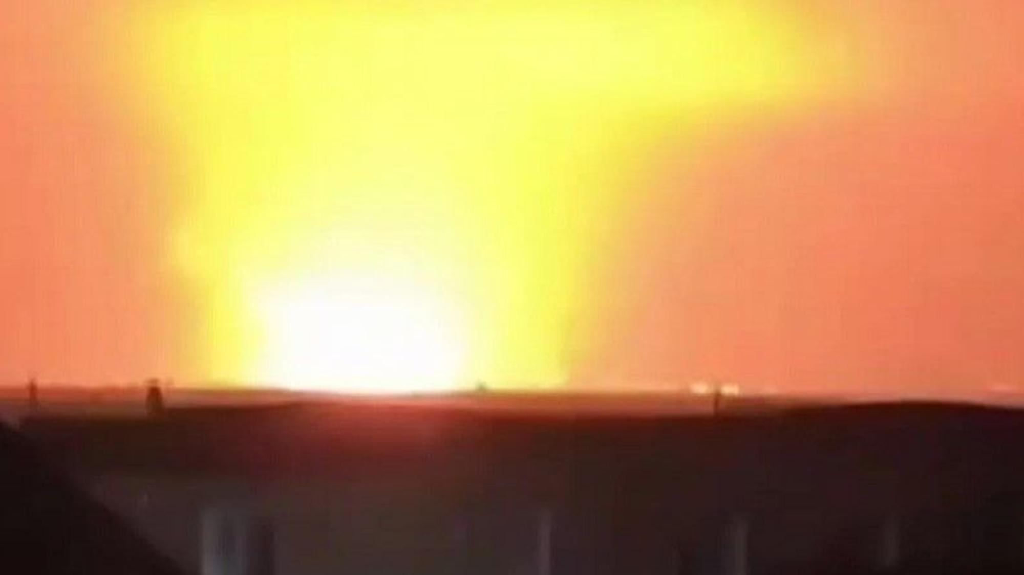 Ein Screenshot aus einem Video zeigt einen Brand im Hafen von Temryuk in Russland nach einem ukrainischen Drohnenangriff.