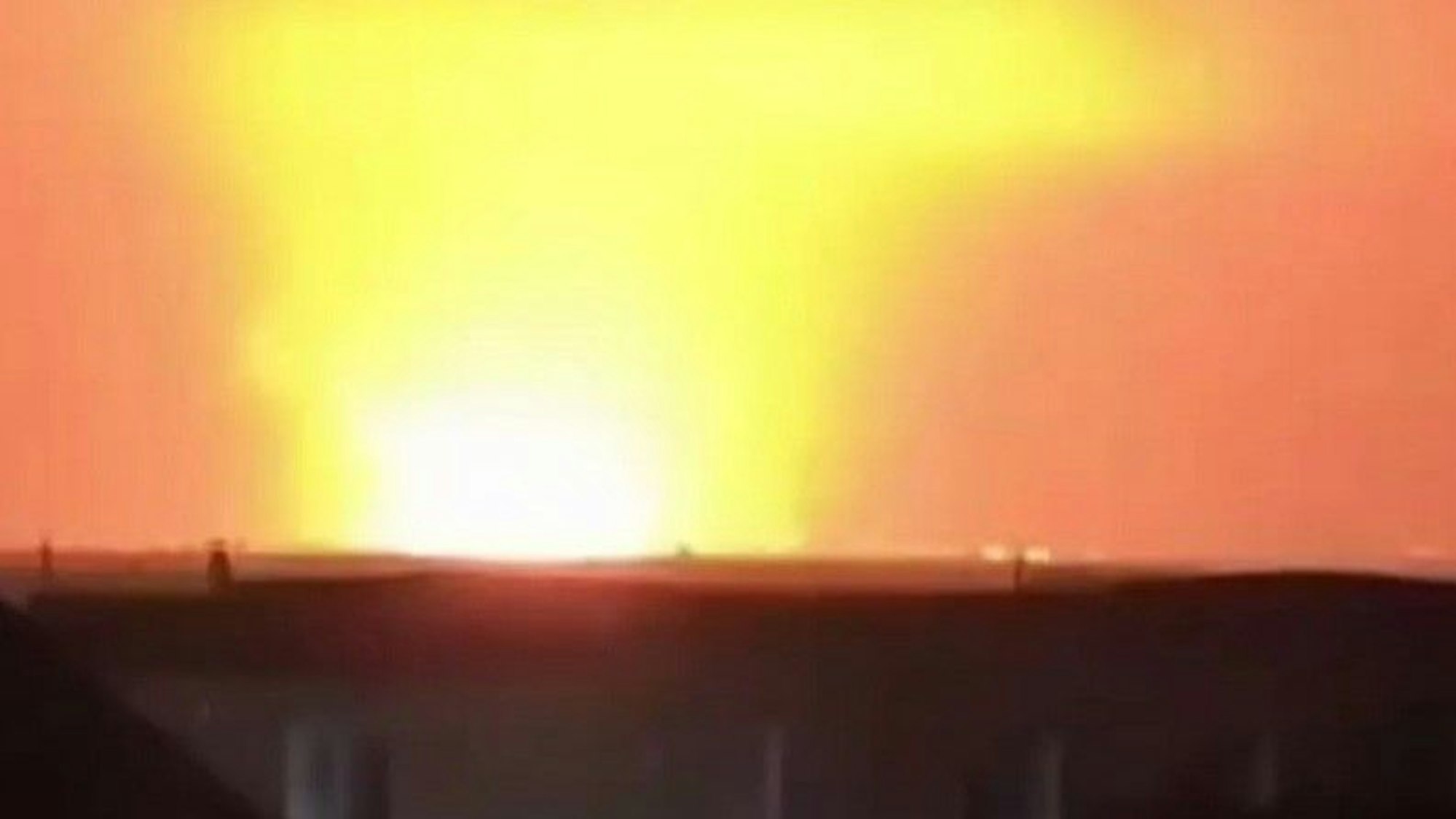 Ein Screenshot aus einem Video zeigt einen Brand im Hafen von Temryuk in Russland nach einem ukrainischen Drohnenangriff.