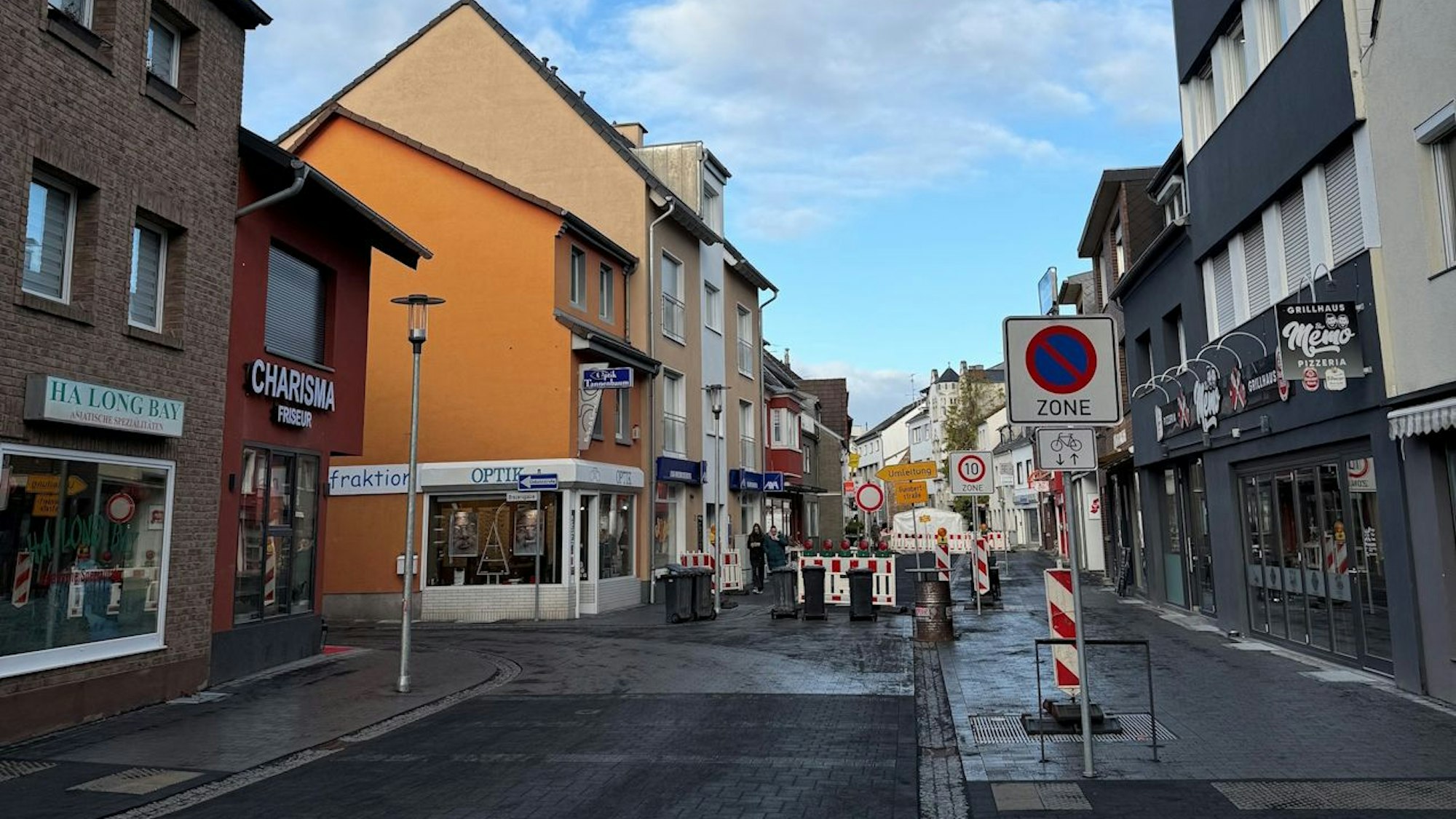 Die Straße im Vordergrund ist wieder befahrbar, dahinter ist eine Baustellenabsperrung.