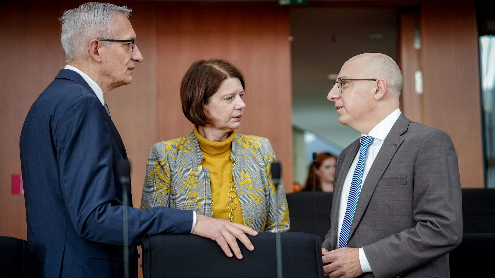 Von links nach rechts: Martin Jäger, Präsident des Bundesnachrichtendienstes, Martina Rosenberg, Präsidentin des Bundesamtes für den Militärischen Abschirmdienst, und Sinan Selen, Präsident des Bundesamtes für Verfassungsschutz