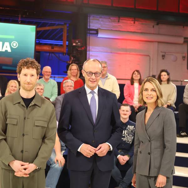 Bundeskanzler Friedrich Merz war zu Besuch bei der Sendung „Die Arena“, die live aus der Lemo-Halle gesendet wurde.