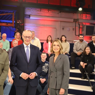 Bundeskanzler Friedrich Merz war zu Besuch bei der Sendung „Die Arena“, die live aus der Lemo-Halle gesendet wurde.