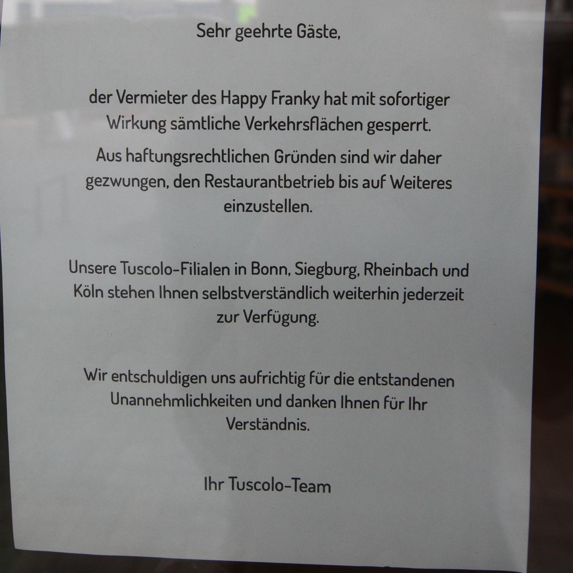 Mit einem eilig ausgedruckten Zettel an der Scheibe verabschiedet sich das Tuscolo von den Gästen.
