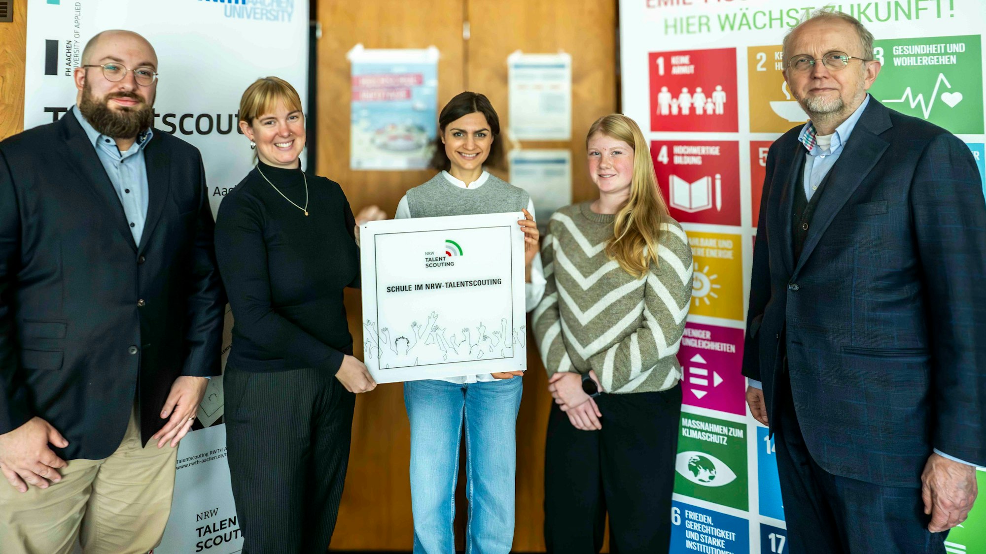 Vertreter des Emil-Fischer-Gymnasiums in Euskirchen und der FH Aachen mit einer Kooperations-Plakette.