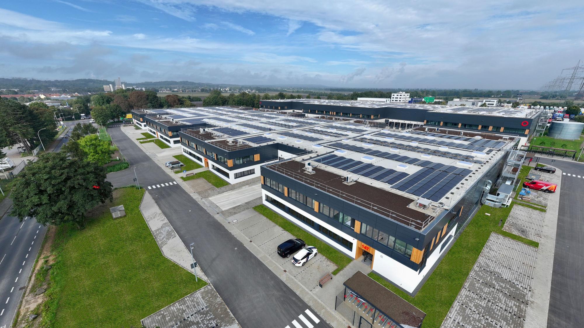 Auf dem Bild ist eine Luftaufnahme eines neuen Gewerbeparks zu sehen.