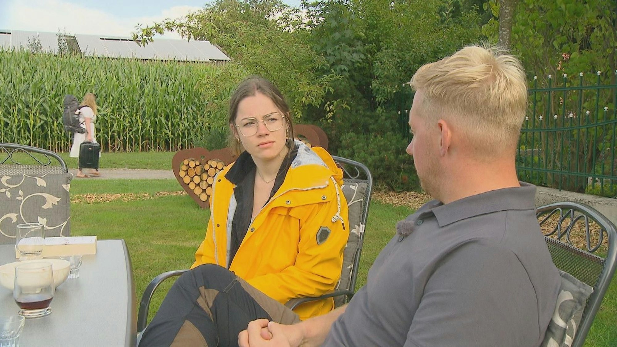 Emely (im Hintergrund) ist „sehr enttäuscht“ von dem Bauern. Jennifer hat ihn nun ganz für sich. (Bild: RTL)