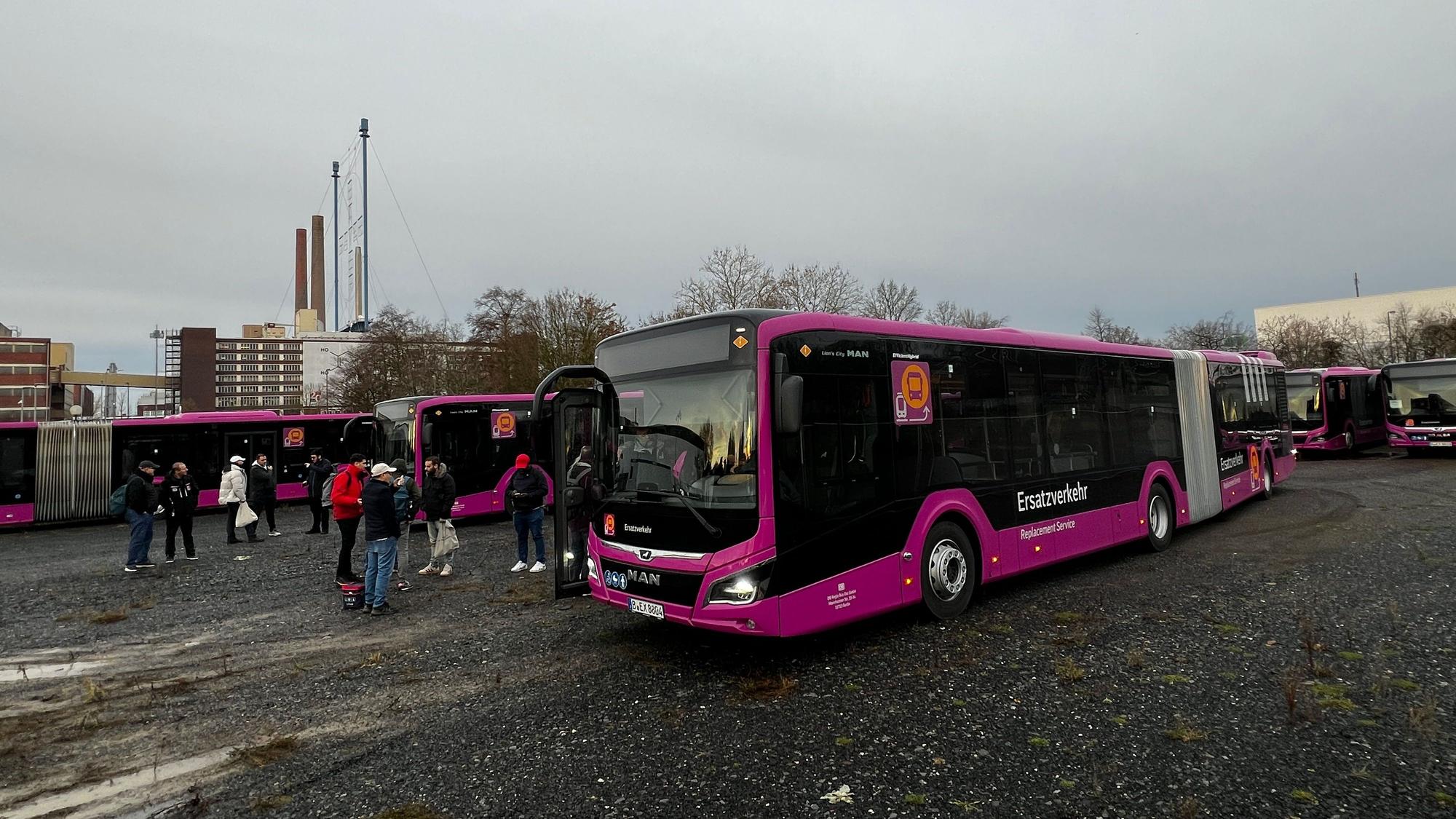 Vorboten der Streckensperrung: Wenn im Februar die Strecke zwischen Köln und Hagen gesperrt wird, werden diese Busse den Ersatzverkehr abwickeln.