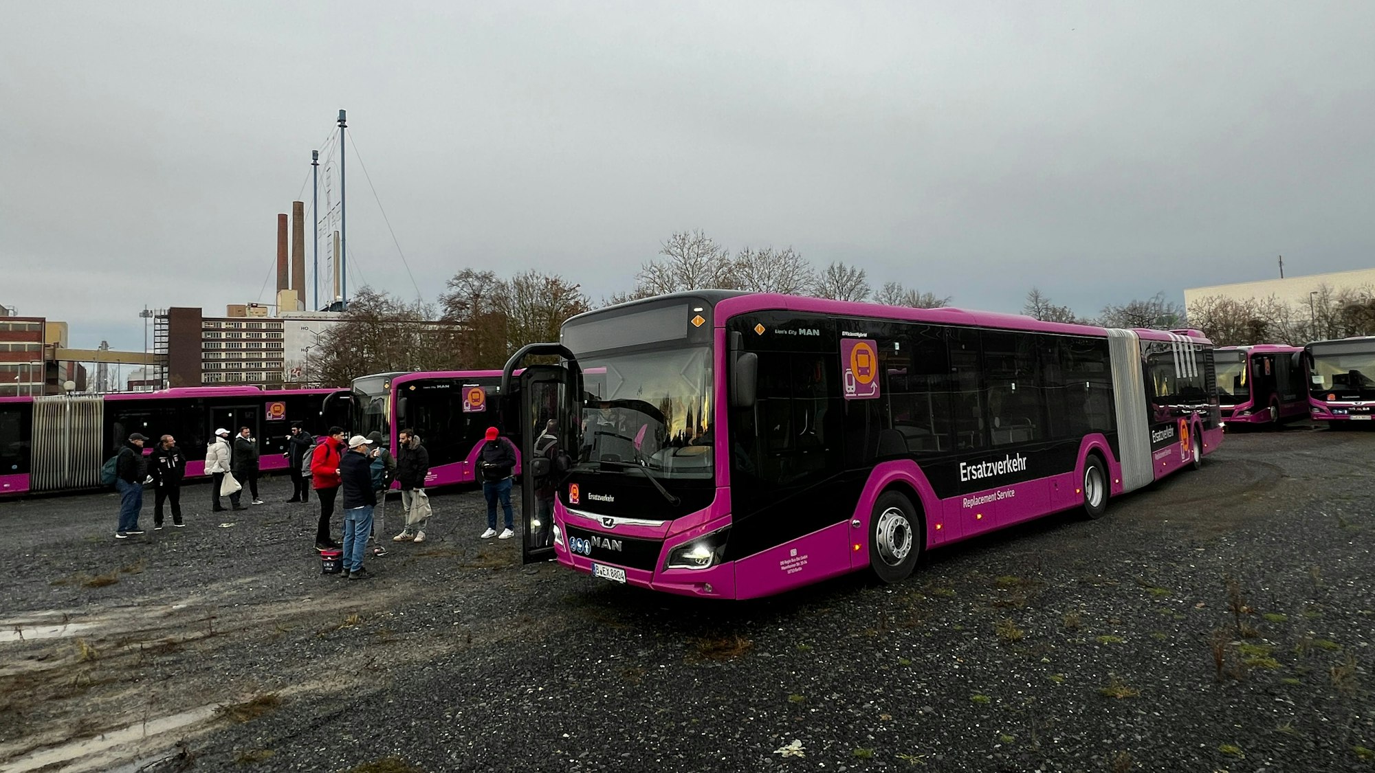 Busse auf einem Parkplatz am Chempark