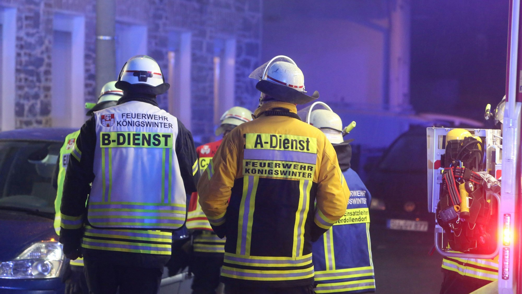 Zwei Feuerwehrleute von hinten.