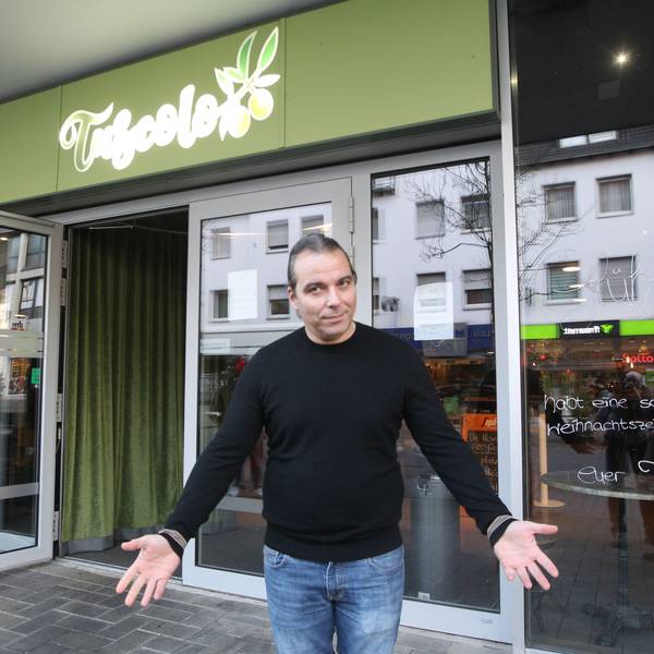 Tuscolo-Geschäftsführer Pietro Esposito (44) steht vor seinem Restaurant in Troisdorf und ist außer sich vor Wut.