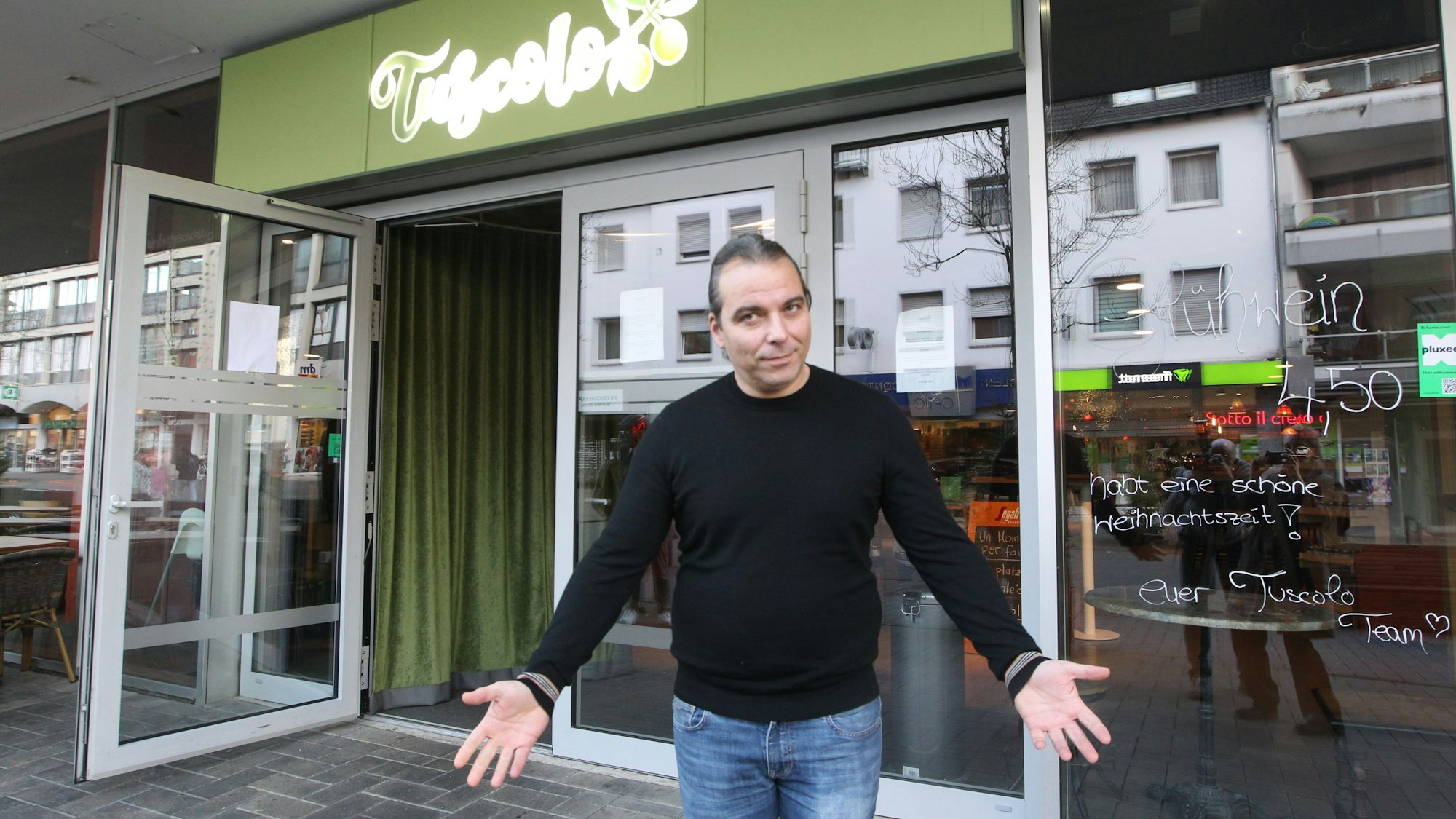 Tuscolo-Geschäftsführer Pietro Esposito (44) steht vor seinem Restaurant in Troisdorf und ist außer sich vor Wut.