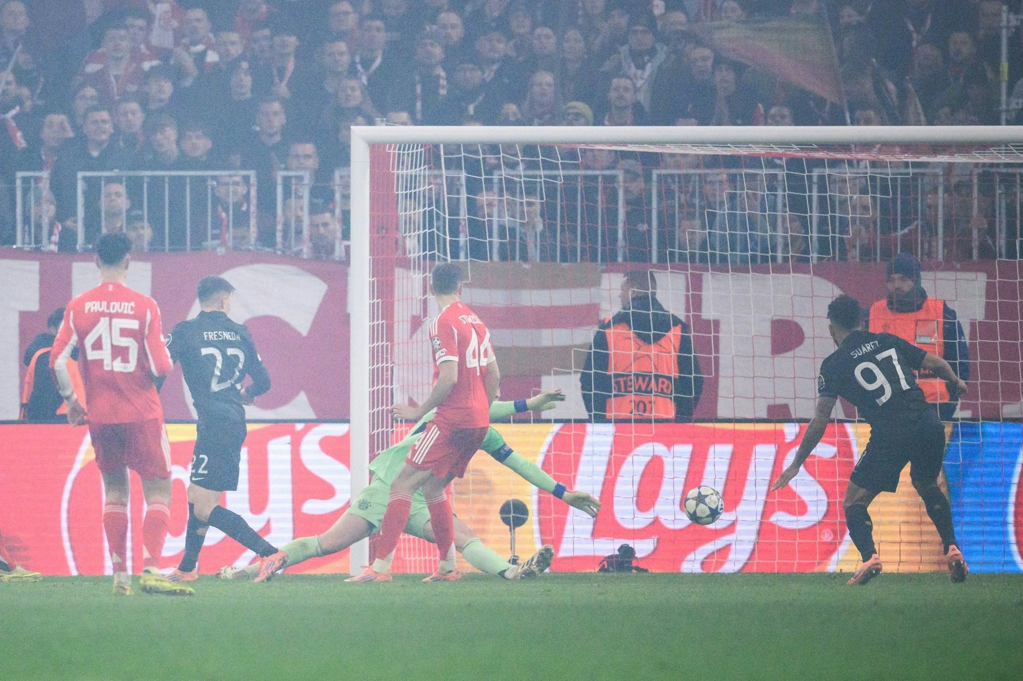 Manuel Neuer (m) war beim 0:1 machtlos.