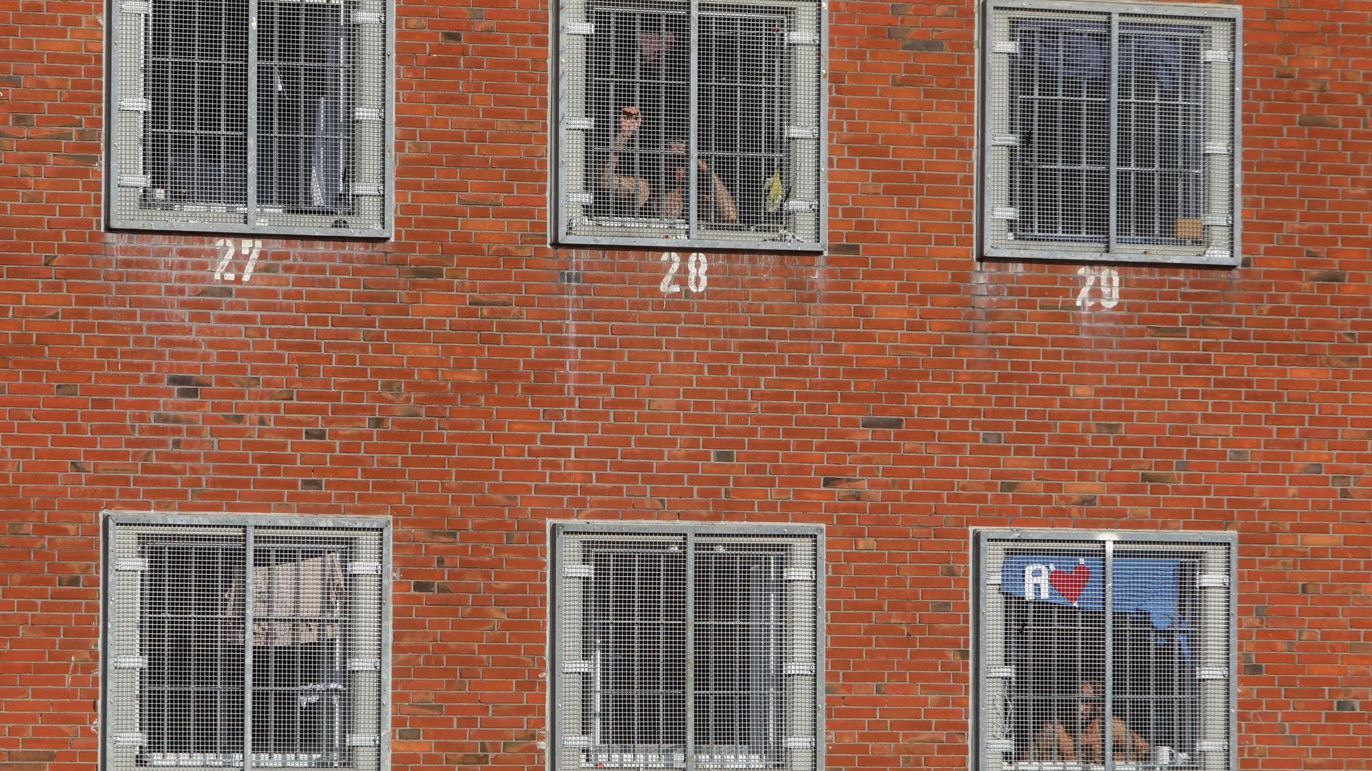Fenster der Zellen in der JVA in Köln-OssendorfArton Krasniqi