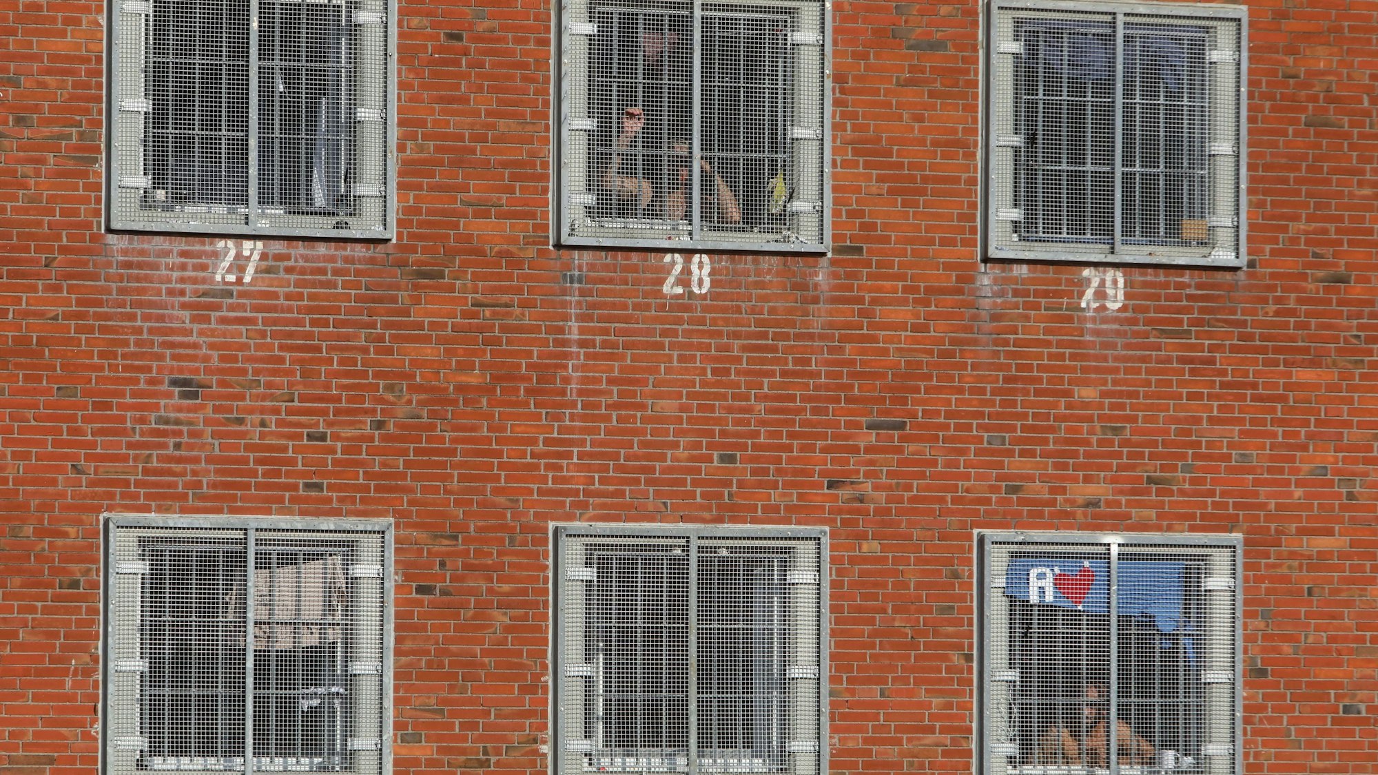 Fenster der Zellen in der JVA in Köln-OssendorfArton Krasniqi