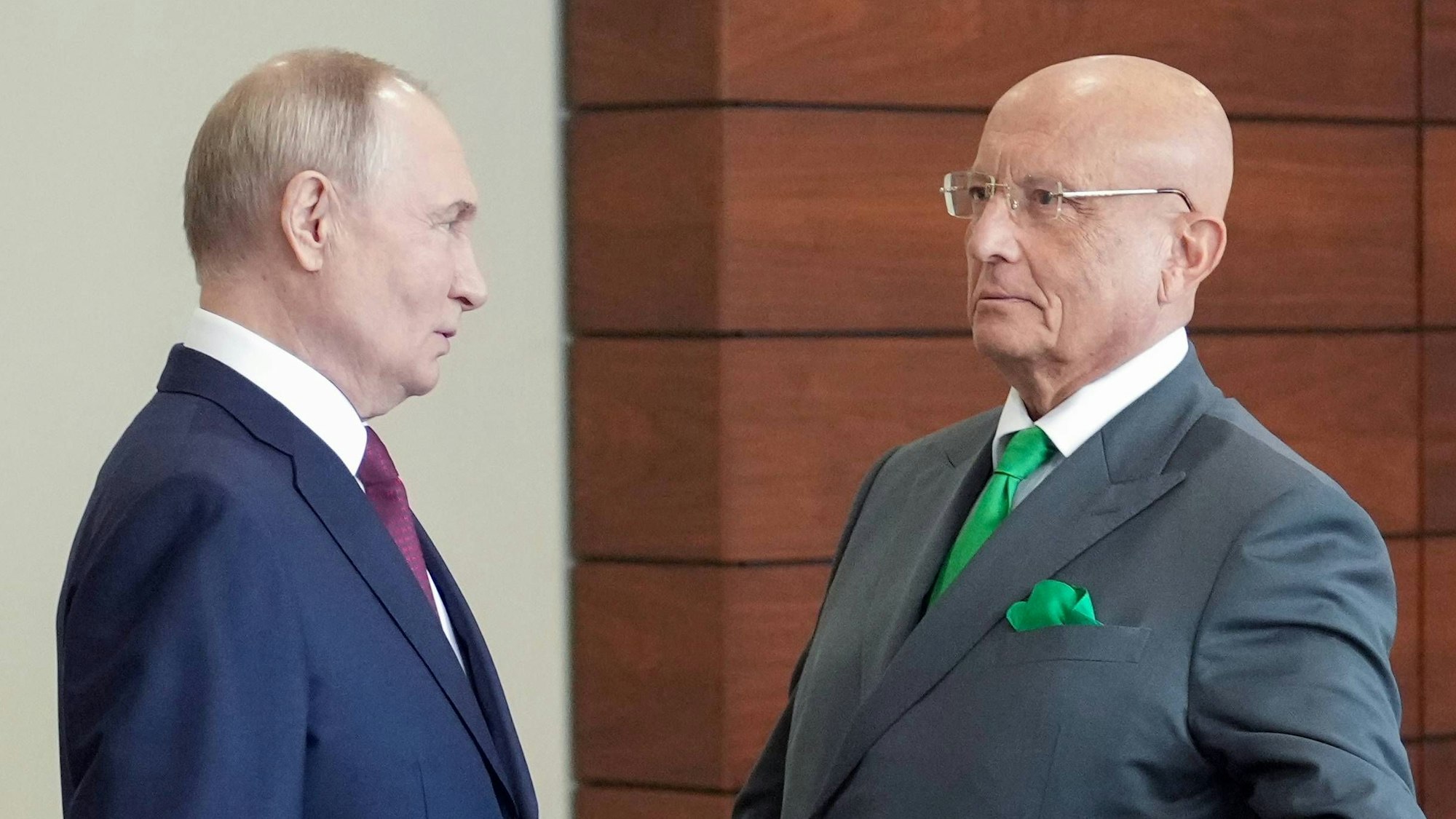 Russlands Machthaber Wladimir Putin im Gespräch mit Kreml-Berater Sergei Karaganow. (Archivbild)