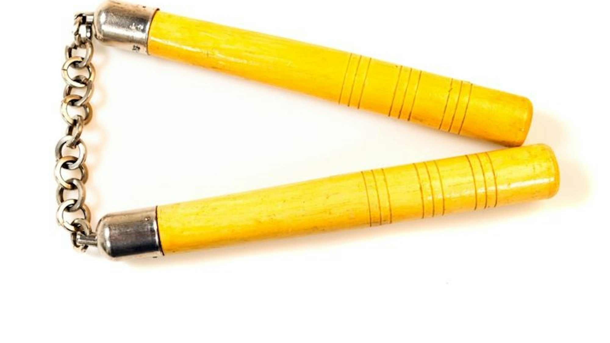 Ein von der Bundespolizei sichergestelltes Nunchaku, auch Würgeholz genannt.