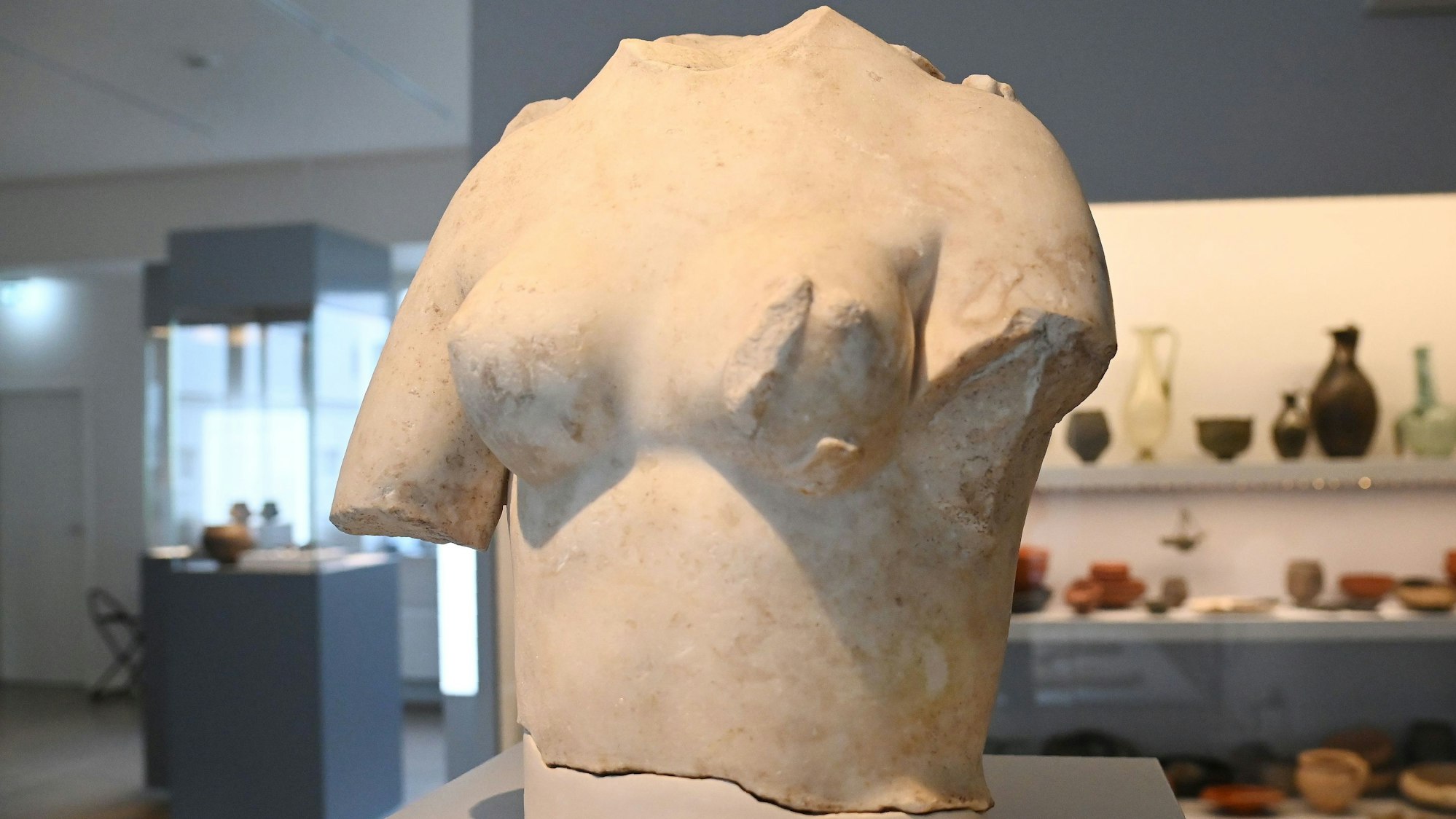 25.11.2025 Köln. Ein Adventskalender mit und von Barbara Schock Werner. Es werden 6x4 Objekte aus gebeutelten Kölner Museen betrachtet und vorgestellt. RGM. Venus. Foto: Alexander Schwaiger