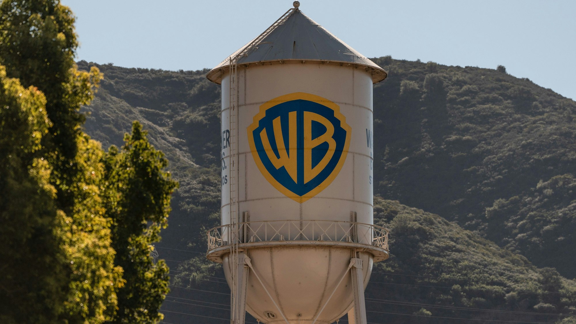Der Warner Bros. Wasserturm ist in den Warner Bros. Studios in Burbank (USA): Der Streaming-Riese Netflix setzt zur Übernahme des Hollywood-Urgesteins Warner Brothers an.