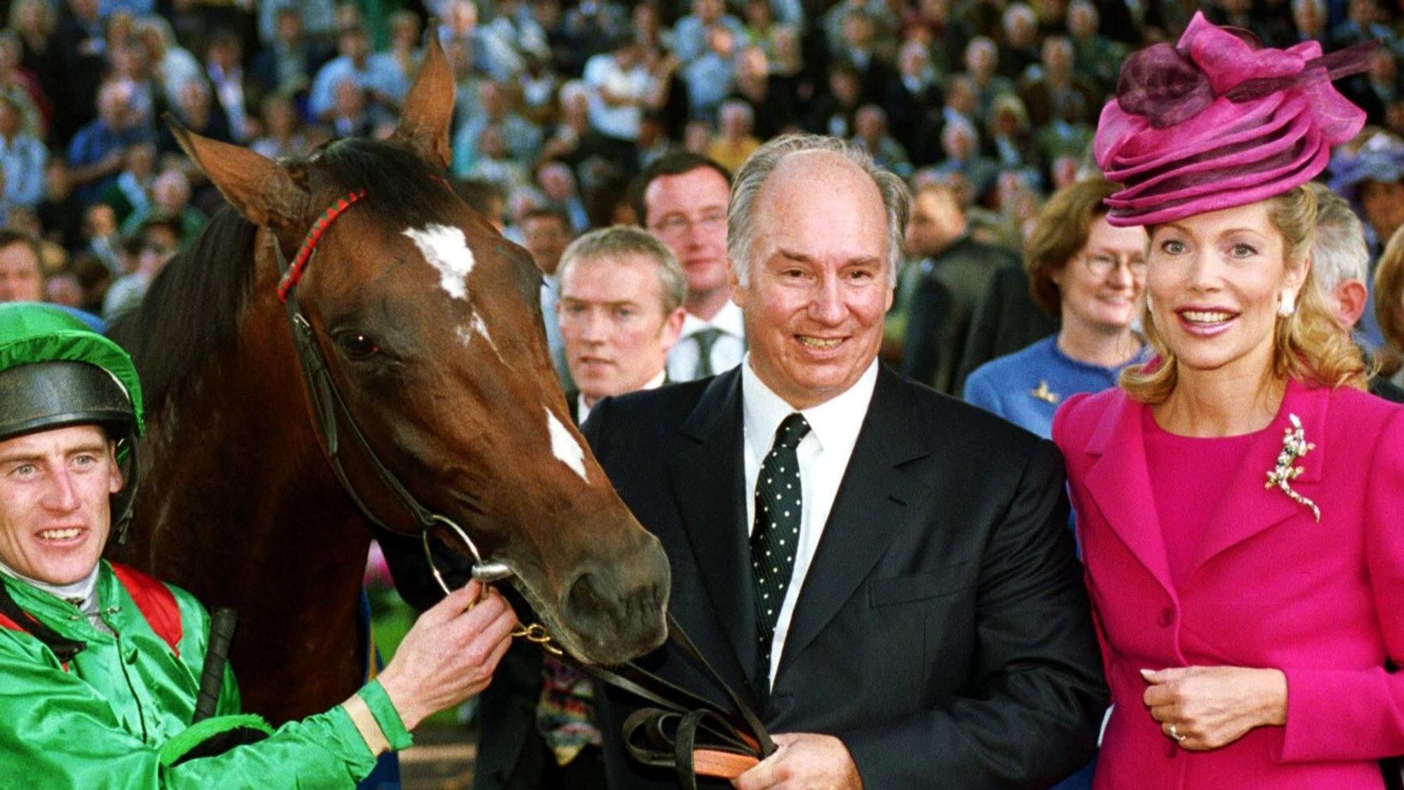 Jockey John Murtagh (l) mit Prinz Karim Aga Khan IV. und seiner damaligen Ehefrau Begum Inaara beim Prix de l’Arc de Triomphe in Longchamp.