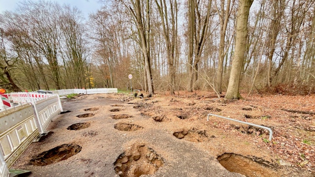 Die Bachemer Landstraße ist derzeit an einer Stelle stark durchlöchert.