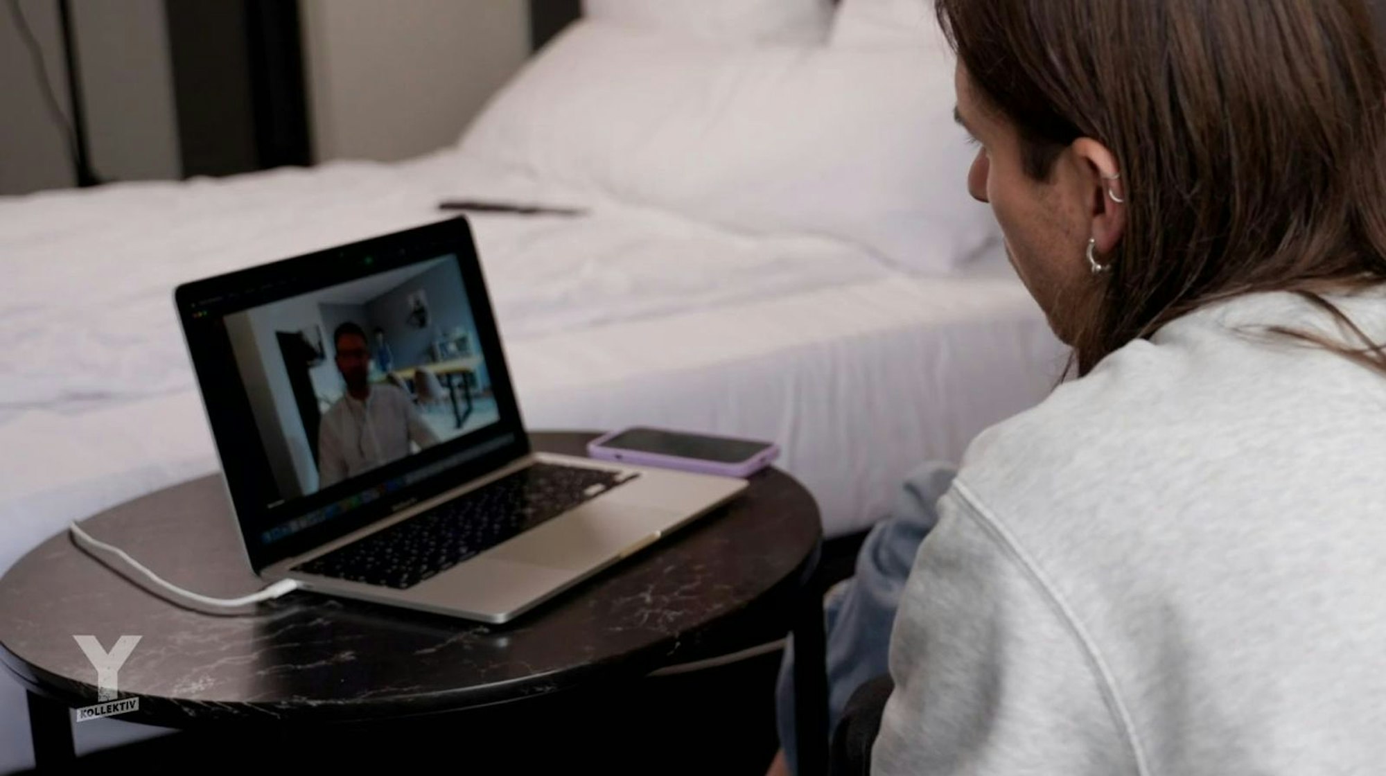 Mario war als Investmentbanker mittendrin in der hektischen Finanzwelt. Den ARD-Reportern erklärt er, warum er (Bild: ARD)