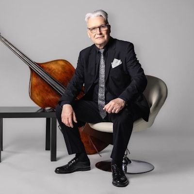 John Goldsby posiert mit seinem Bass.