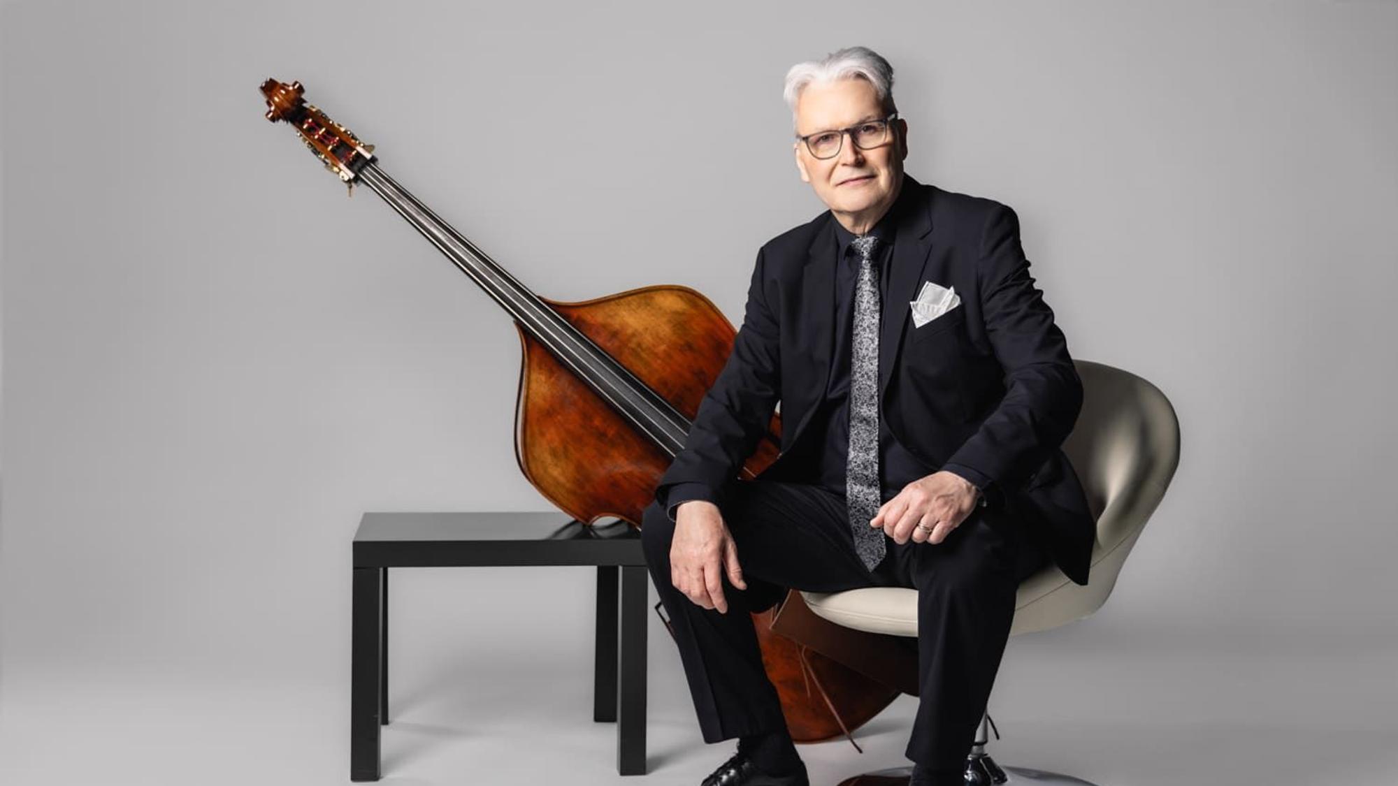 John Goldsby posiert mit seinem Bass.