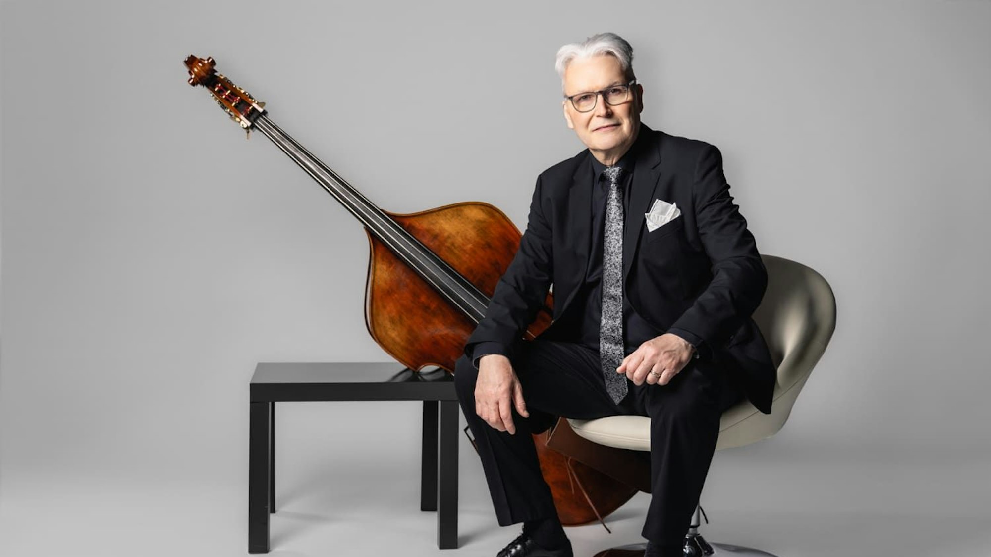 John Goldsby posiert mit seinem Bass.